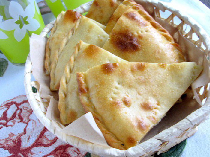 Лепешка с моцареллой, фетой и орегано