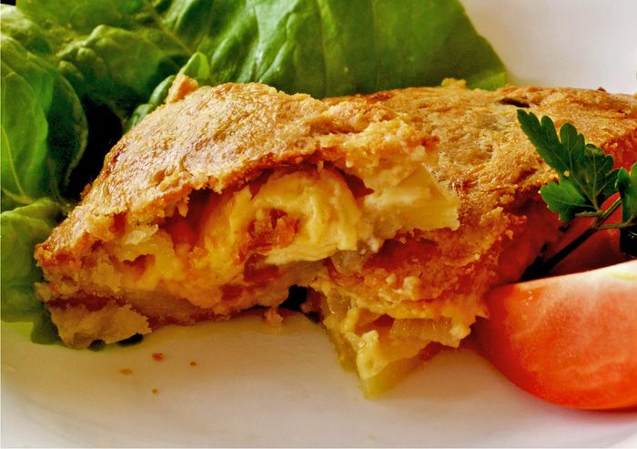 Домашний сырный пирог с луком