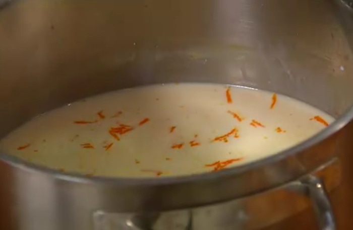 Манный пудинг с пряным апельсиновым сиропом 