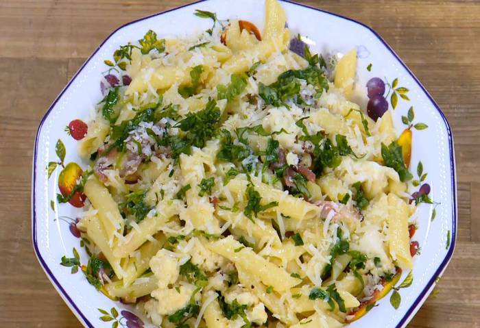 Пенне с цветной капустой и беконом 