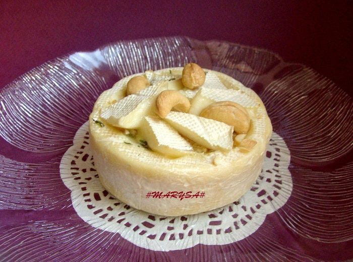 Камамбер, запеченный с медом, тимьяном и кешью