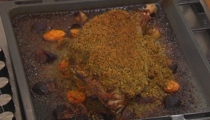 Нога ягненка, запеченная под пряной корочкой