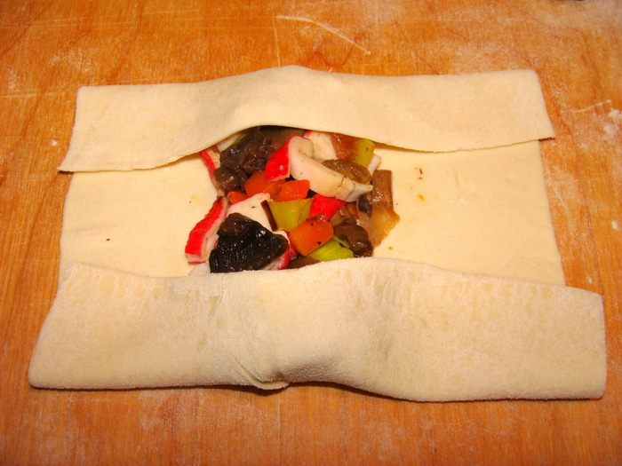 Теплый салат в &amp;quot;пеленках&amp;quot; из слоеного теста.