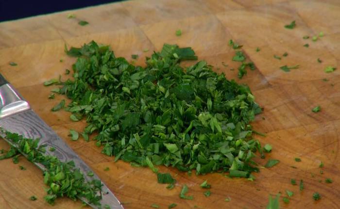 Домашний хлеб с курагой, орехами и зеленым маслом 