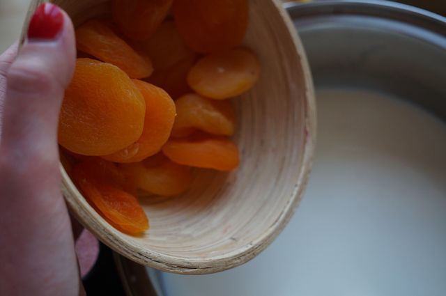 Молочный рисовый суп с курагой