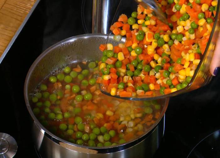 Самоса из теста фило с курицей, овощами и карри 