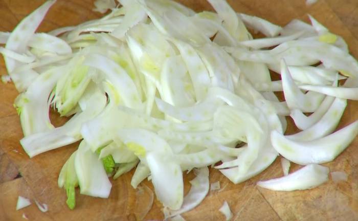 Салат из фенхеля с изюмом и грецкими орехами