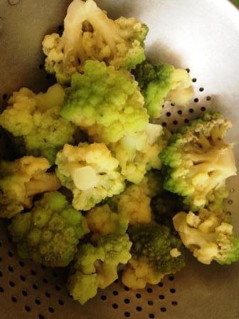 Салат из романеско с сыром