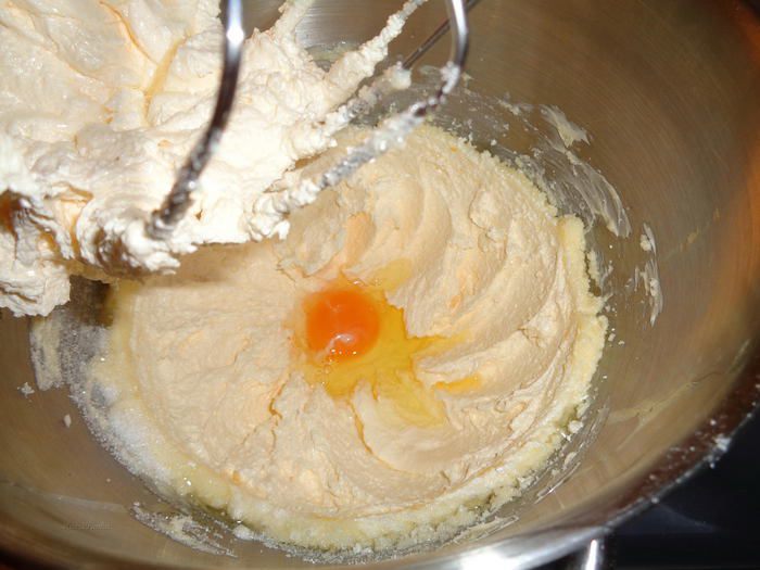 Сахарное печенье с курдом из ревеня, глазированное помадкой