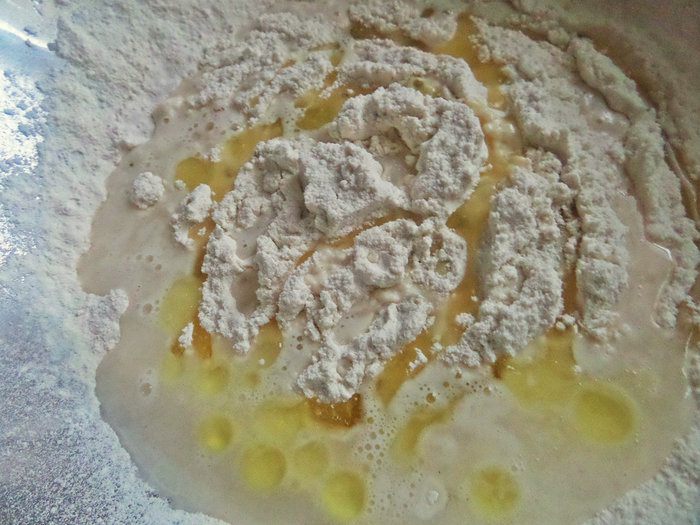 Пикантная пицца с чоризо и тремя сырами