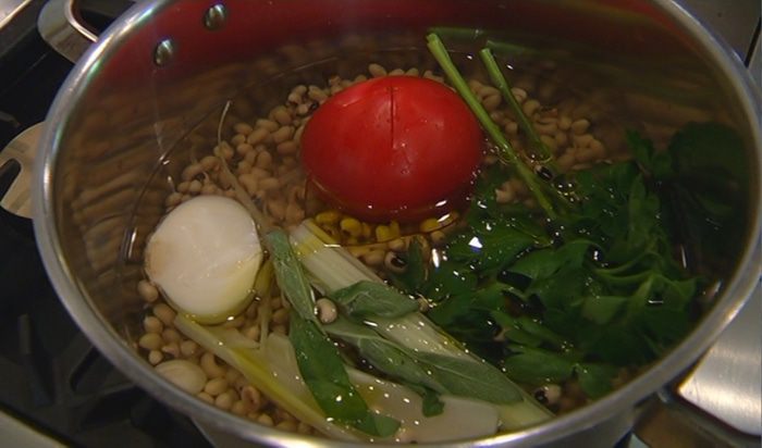 Средиземноморский салат с фасолью и артишоками 