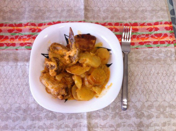 Куриные крылышки с картофелем в мультиварке
