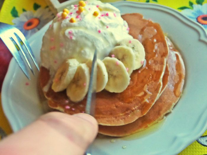 Панкейки кефирные с медом, бананом и сливками