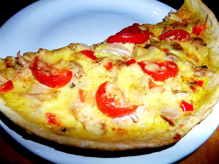 Пицца с курицей и ананасом