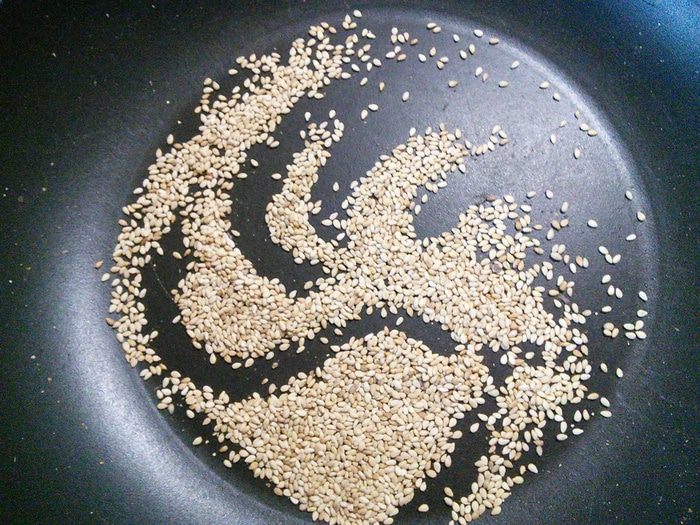 Яичный салат с куриной грудкой, авокадо и шампиньонами
