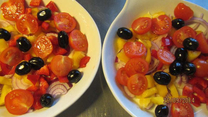 Белая рыба, запеченная с овощами, фасолью и маслинами