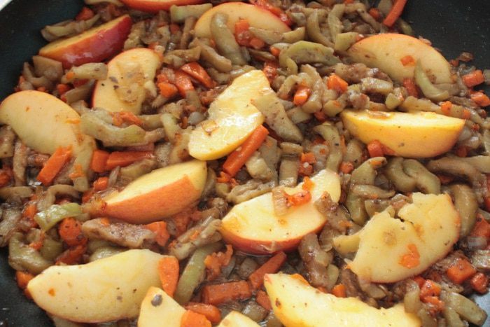 Куриная печень с яблоками и баклажанами