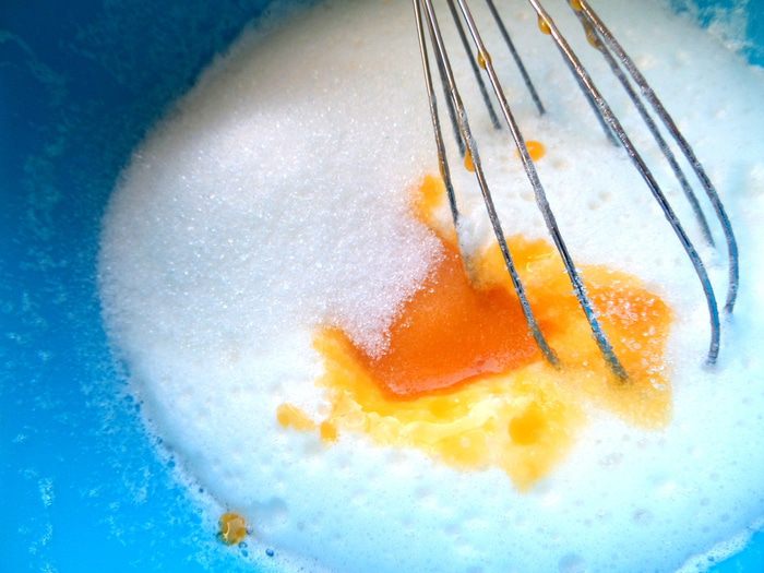 Шарлотка с ананасом и хурмой