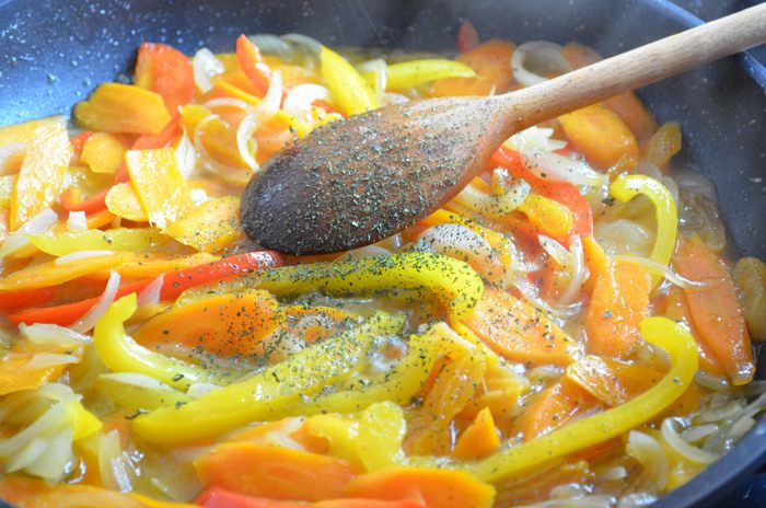 Семга с пряной карамелью и овощами