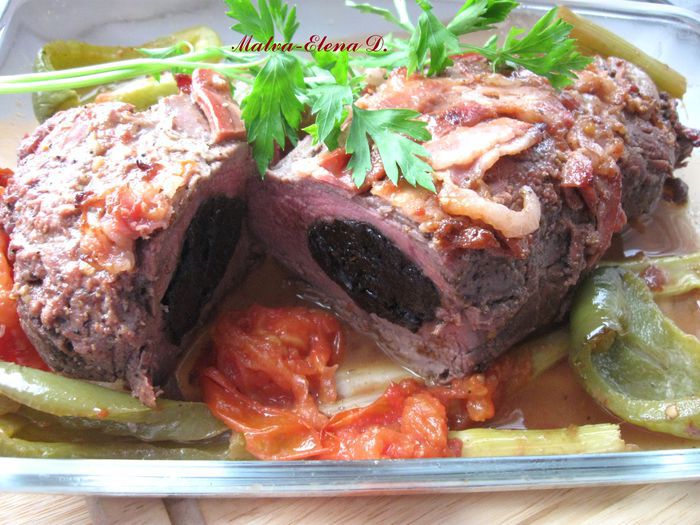 Запеченная говяжья вырезка с черносливом