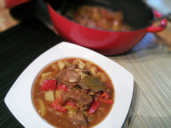 Говядина, тушенная с овощами в остром соусе (Chili-Rindfleisch-Eintopf) 