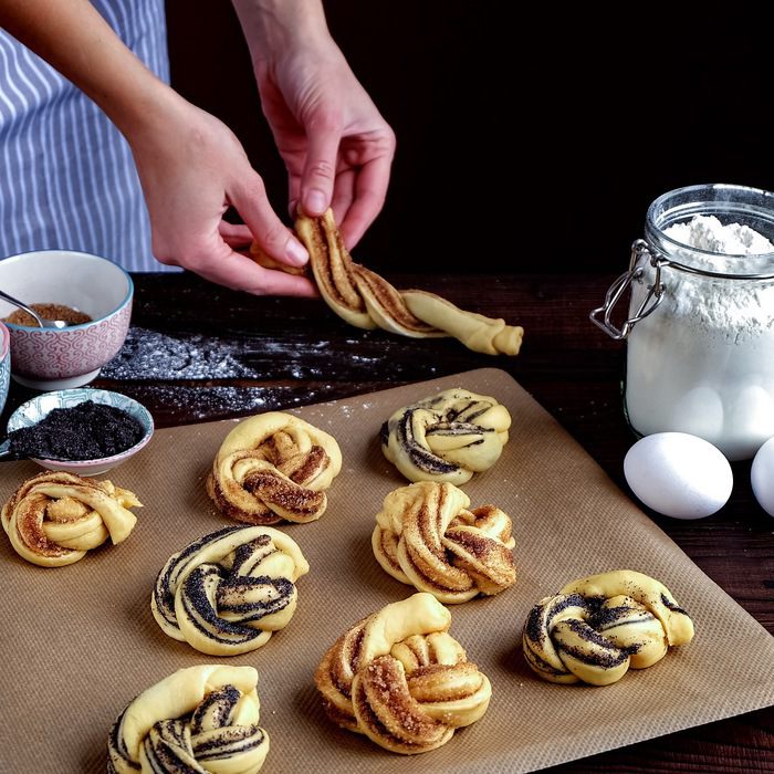 Сдобные булочки-плетенки с маком и корицей