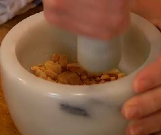 Быстрый пирог с апельсиновым джемом, орехами и амаретти 