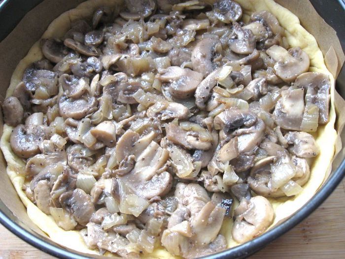 Пирог из заварного теста с грибами