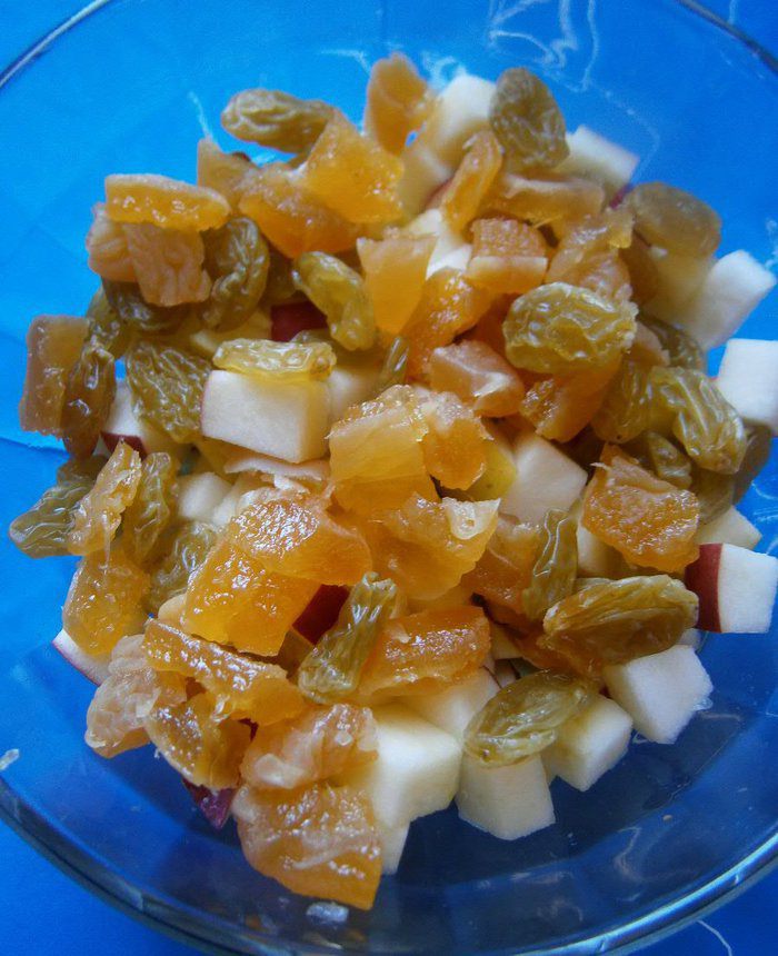 Яблочный салат с изюмом, персиком и кокосовым йогуртом