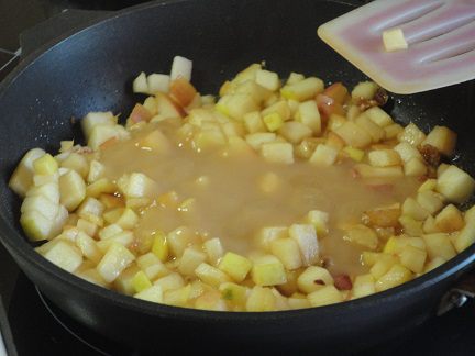 Крамбл яблочный с курагой и абрикосовым пюре