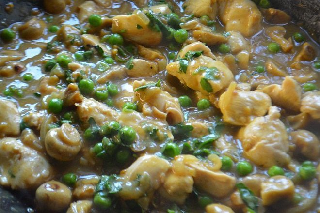 Карри с курицей, грибами и горошком