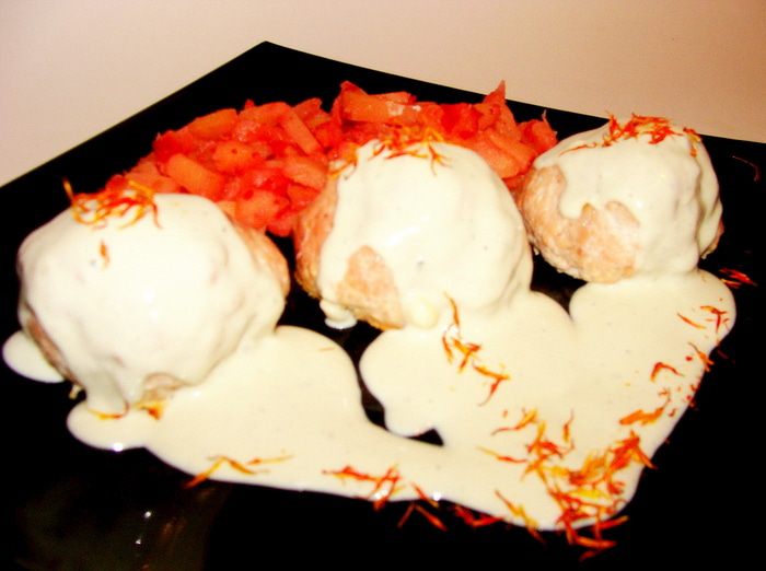 Котлеты из индейки с айвой под голубым соусом и шафраном
