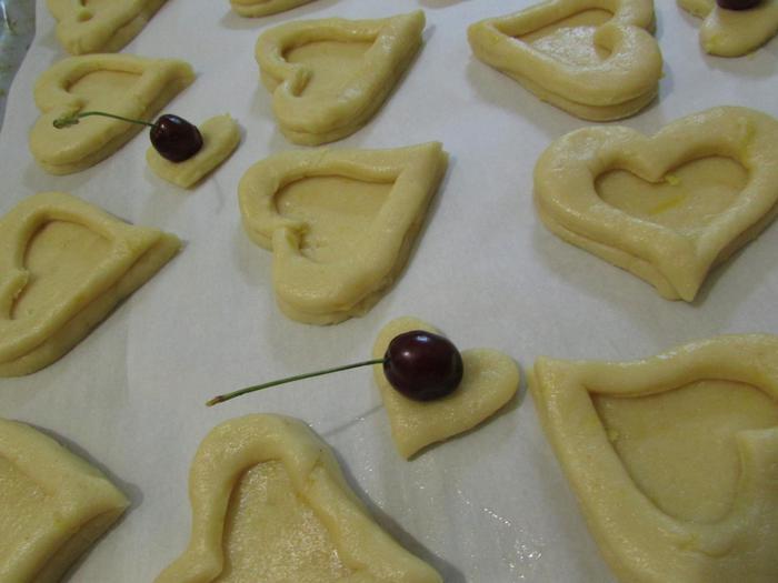 Печенье «Сердечки» с красной смородиной