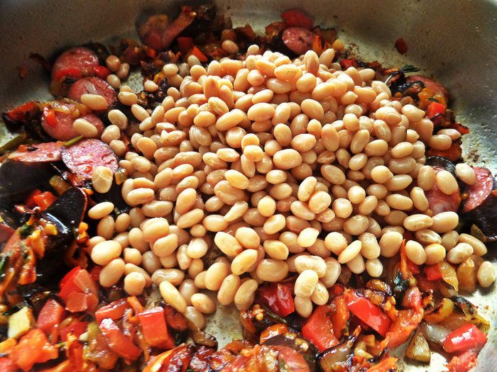 Фасоль с овощами и колбасками