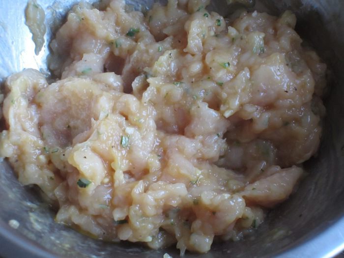 Овощной салат с куриными фрикадельками