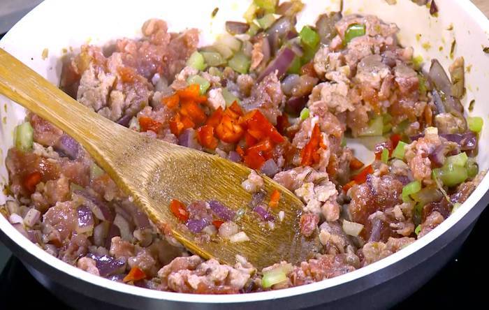 Пряное мясо на листьях цикория 