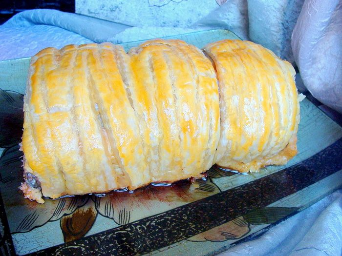 Острый лососевый рулет в тесте