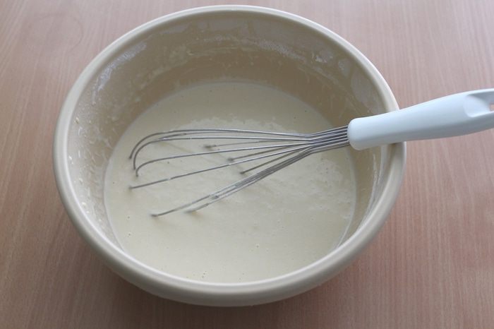 Блинный торт с шоколадным муссом, орехами и грушей