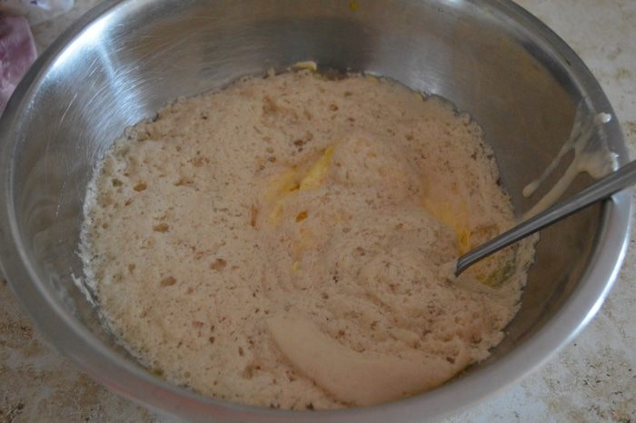 Сдобный пирог с вишнями и маком
