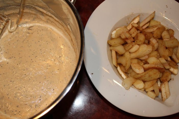 Пирог на кефире с ревенем и ореховой присыпкой