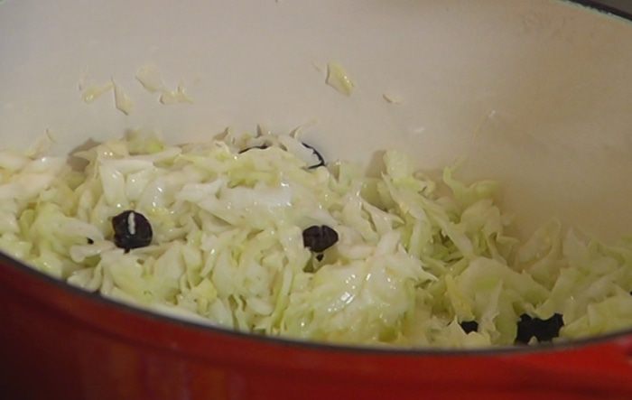 Капуста, тушенная с шампанским и изюмом