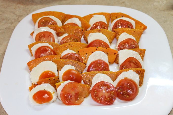 Осенний капрезе с чипсами из шалфея
