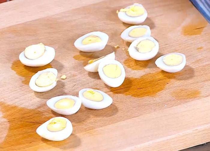 Салат с семгой, перепелиными яйцами и редисом 