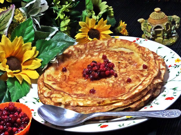 Бисквитные блины с брусникой