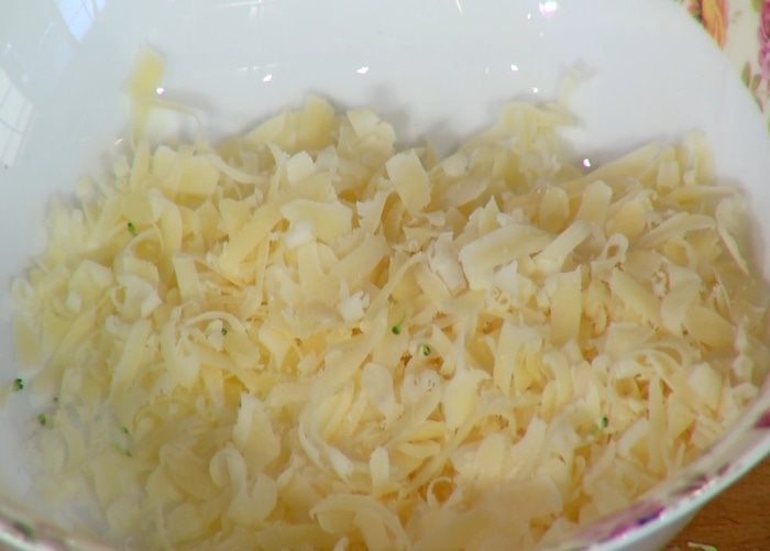Тарт с брокколи, луком-пореем и сыром 