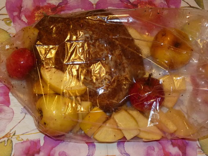 Буженина с айвой и яблоками