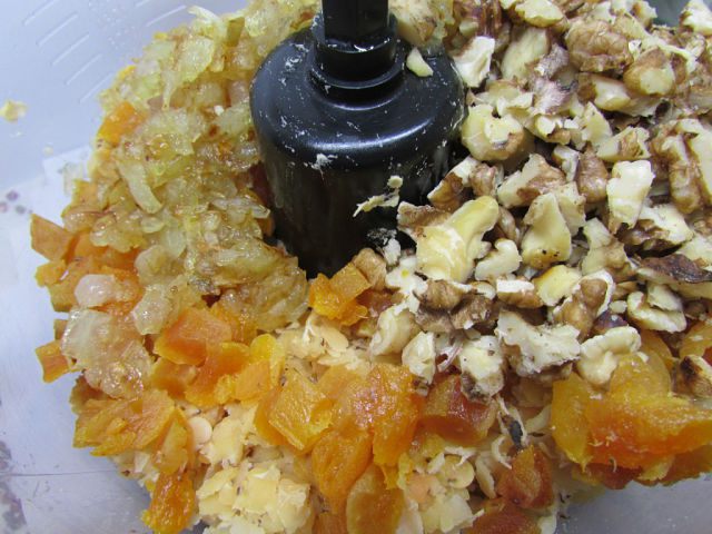 Паштет из чечевицы с курагой