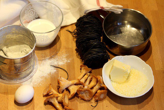 Черная паста с грибами и соусом бешамель