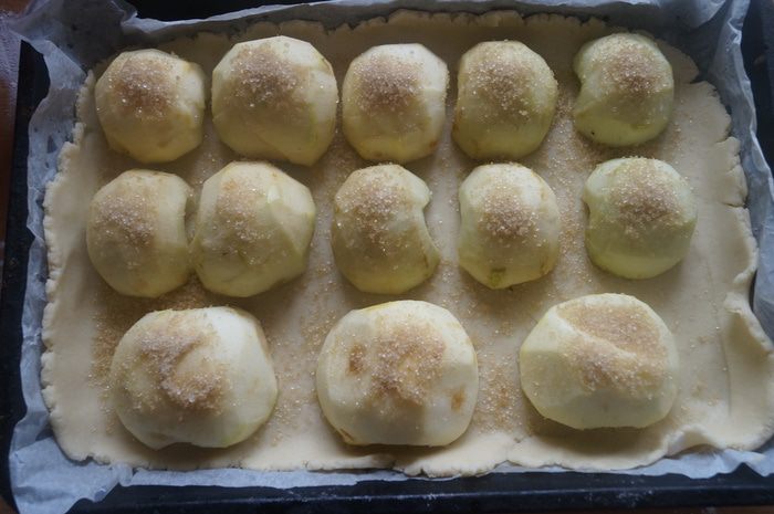 Пирог из творожного теста с яблоками