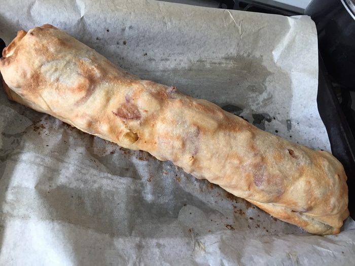 Яблочно-сливовый штрудель с ванильным соусом